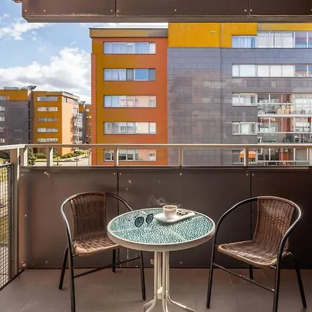 Bright Spacious In Center With Free Parking